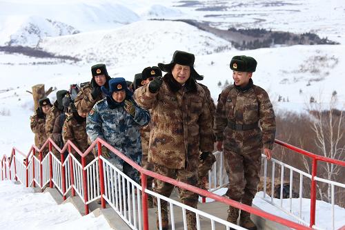  2014年1月26日上午，习近平来到内蒙古边防某团三角山哨所，看望正在执勤的战士。新华社记者 李刚 摄